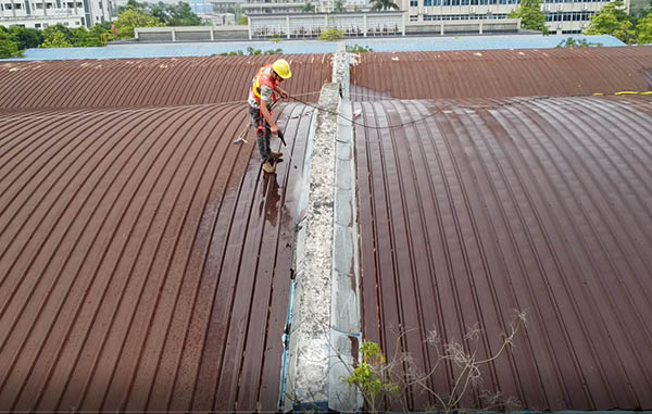 彩钢瓦棚顶清理杂质